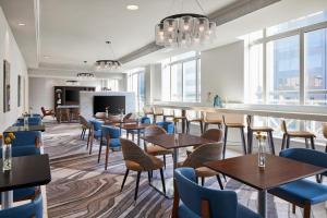 费城费城市中心万豪酒店的一间带桌椅的餐厅和一间酒吧