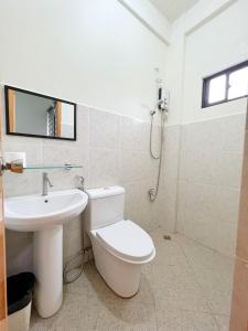 大雅台Verra Inn的浴室配有白色卫生间和盥洗盆。