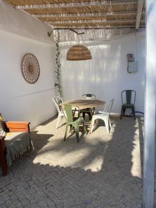 法鲁Casa Lavadeira - VINHAS de NEXE的一个带桌椅的庭院