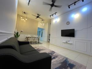 麻坡GS24 Muar的带沙发和平面电视的客厅