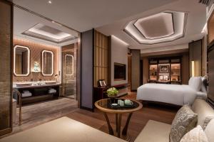 南京南京丽思卡尔顿酒店的酒店客房配有一张床铺和一张桌子。