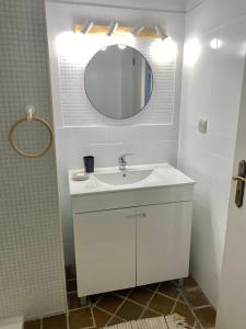 法鲁Casa Pedra Rosa - VINHAS de NEXE的白色的浴室设有水槽和镜子