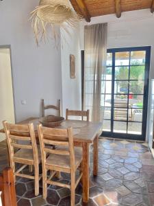 法鲁Casa Pedra Rosa - VINHAS de NEXE的一间带木桌和椅子的用餐室
