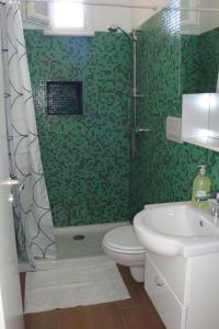 维拉诺瓦Casa Petrolla 126的浴室配有卫生间、淋浴和盥洗盆。