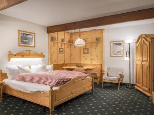莱文沃思安娜膳食公寓酒店的卧室配有1张床、1张桌子和1把椅子