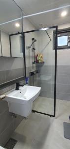 统营市High-Quality House Ocean view的一间带水槽和玻璃淋浴的浴室
