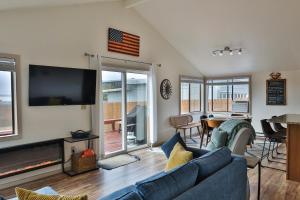 FreelandThe Windbnb Overlook的带沙发和平面电视的客厅