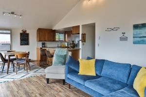 FreelandThe Windbnb Overlook的一间带蓝色沙发的客厅和一间厨房