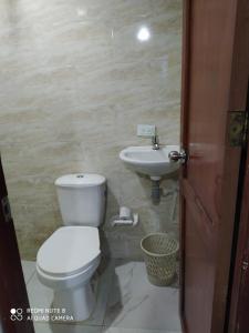 巴亚索拉诺Apartamentos Olaya!的一间带卫生间和水槽的浴室
