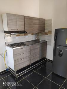 巴亚索拉诺Apartamentos Olaya!的厨房配有炉灶和冰箱。
