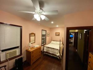 HighlandsLittle Haven的一间卧室配有一张床和吊扇
