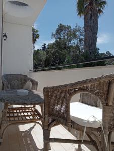 莱切A casa di Gio的庭院配有2把藤椅和桌子
