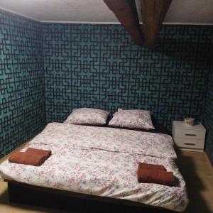 梅尔尼克Apartmán Roubenka na Dobřeni的一间卧室配有一张带两个枕头的床