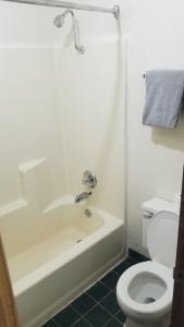 斯蒂尔沃特Hotel 2 Queen Beds Hotel Room 106 Wi-Fi Hot Tub Booking的浴室配有白色浴缸和卫生间。