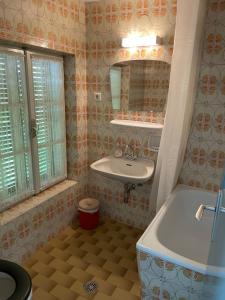 蒂雷斯Zimmer 1 am Manötscherhof的浴室配有盥洗盆和浴缸。