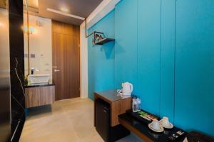 员山乡日光之丘 的浴室设有蓝色的墙壁和水槽。