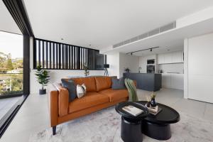 悉尼The Horizon Apartments by Urban Rest的客厅配有沙发和桌子