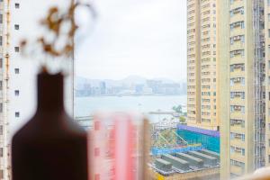 香港Shared Room at Lockhart Road 414的从窗户欣赏城市美景,窗户上设有建筑
