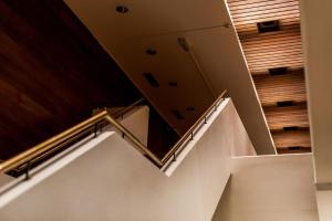 舍夫德Billingehus的房屋内的楼梯,设有木制天花板