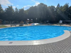 于尔克Vakantiepark 't Urkerbos -Tiny house的公园里的一个大型蓝色游泳池