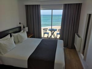 马塞拉普罗玛生态海滩及Spa酒店的一间卧室配有一张床,享有海景