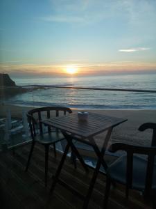 马塞拉普罗玛生态海滩及Spa酒店的海滩上的桌椅和日落