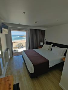马塞拉普罗玛生态海滩及Spa酒店的一间卧室设有一张大床和一个大窗户