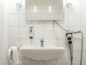 斯图加特斯图加特市中心宜必思酒店的白色的浴室设有水槽和镜子