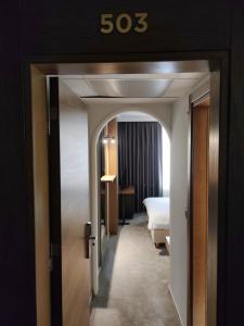 什蒂普Oaza Hotel的酒店客房,配有一张床和一个阅读Sidx的标志