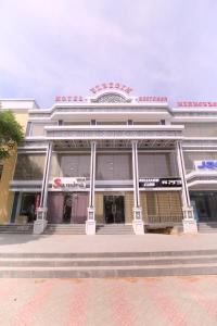 乌尔根奇HOTEL UZBEGIM的前面有标志的建筑