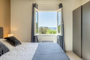 鲁西永Domitia Roussillon Appartement Luberon的一间卧室设有一张床和一个大窗户