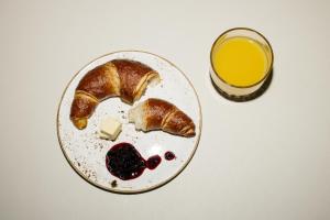 莱克斯瑞德斯酒店的一小盘食物,包括面包和一杯橙汁
