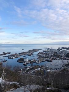 斯沃尔韦尔City Svolvær的水中小岛的空中景观