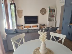 耶德库安特Smeltė - Holiday Apartment in Juodkrantė的客厅配有沙发和桌子