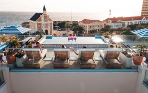 威廉斯塔德Elements Hotel & Shops Curaçao的设有一个享有泳池美景的阳台。