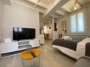 拉·格兰哈·圣·伊尔德Apartamentos "Casa Abuelo Juan"的一间卧室配有一张大床和一台平面电视