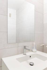 尼斯Private room in renovated apartment - Tram 1 min walk的白色的浴室设有水槽和镜子
