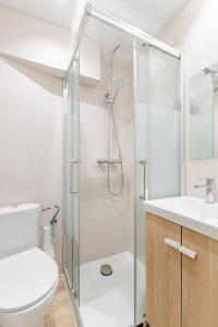 尼斯Private room in renovated apartment - Tram 1 min walk的带淋浴、卫生间和盥洗盆的浴室