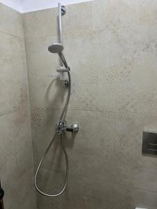 吉诺卡斯特Room Click inn的浴室内配有淋浴和头顶淋浴