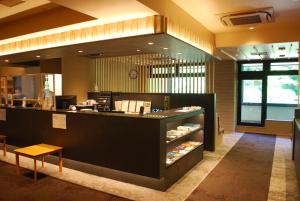 箱根箱根水明荘的餐厅设有1个带asteryasteryasteryasteryasteryasteryasteryasteryasteryasteryasteryasteryasteryasteryasteryasteryastery的柜台。