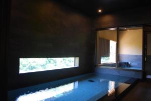 箱根箱根水明荘的浴室设有镜子、水槽和窗户