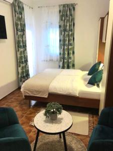法扎纳Guest House Navetta 2的一间卧室配有一张床、一张桌子和一张沙发
