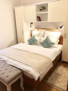 法扎纳Guest House Navetta 2的卧室内的一张带枕头的大型白色床