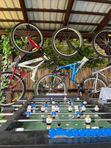 斯雷姆斯基卡尔洛夫奇Dvorska oaza的乒乓球桌,上面挂着两辆自行车
