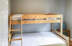 Gräddö2 Bedroom Amazing Home In Grdd的双层床间 - 带两张双层床