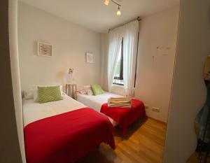 拉·格兰哈·圣·伊尔德阿方索十三世公寓酒店的一间卧室设有两张床和窗户。