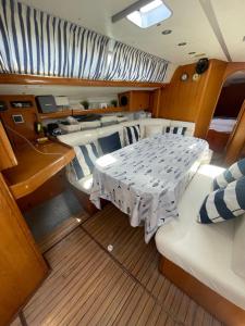 Velero Beneteau Gybsea 50的休息区