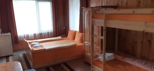 瑟尔尼察Ваканционно селище Ива的小房间设有双层床和窗户