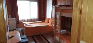 瑟尔尼察Ваканционно селище Ива的小房间设有一张小床和一个窗户