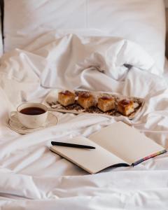 巴库OLF Hotel的床上一盘食物和一杯咖啡
